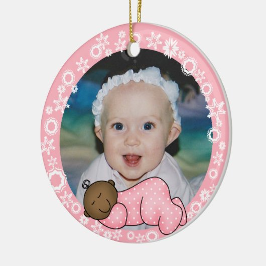 Afroamerikanischer Rosa 1. Weihnachtsdekoration Keramikornament (Links)