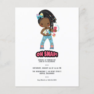 Afroamerikanisches Mädchen flicht sich selbst zum  Flyer