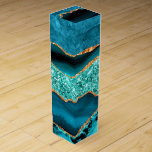 Agate Aquamarin Blue Gold Marmor Türkis Weinkiste Weinbox<br><div class="desc">Weinboxen mit Agate Aquamarin Blue Gold Glitzer Marmor Aqua Türkis Geode Individualisierbares Geschenk - oder Ihren Namen / Text hinzufügen - Ihre besonderen Geschenkboxen Wein machen ! Ändern und verschieben oder entfernen / Text / Elemente hinzufügen mit Anpassungs-Tool ! Design von MIGNED ! Bitte schauen Sie sich meine anderen Projekte...</div>