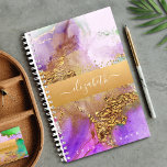 Agate Aqucolor gold rosa lila grünes Drehbuch Planer<br><div class="desc">Ein funkelnd, Imitat goldfarbenes Band mit dem Namen der Schrift-Typografie überlagert einen reichen, goldfarbenen, lila, rosa, aqua und grün agatfarbenen Aquarellhintergrund auf diesem schicken, eleganten, trendigen individuelle Name-Jahresplaner. Personalisieren Sie mit Ihrem ersten. Dieser Planer ist in zwei Größen erhältlich: klein (5.5"x8.5") und mittel (8.5"x11"). Macht jedes Mal, wenn ihr es...</div>