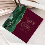 Agate Emerald Green Gold Script Burgundy Wedding Geschenkanhänger<br><div class="desc">Dieses elegante, moderne Gastgeschenk Hochzeit-Tag zeichnet sich durch ein smaragdgrünes Aquarelldesign aus, das mit vergoldeten Imitaten bestickt ist. Der goldfarbene Text auf bordeauxrotem Hintergrund lässt sich leicht anpassen, mit den Namen der Braut und des Bräutigams in handschriftlicher Kalligraphie über einen großen Ampersand. Fügen Sie auf der Rückseite eine persönliche Nachricht...</div>