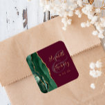 Agate Emerald Green Gold Script Burgundy Wedding Quadratischer Aufkleber<br><div class="desc">Dieser elegante,  moderne Hochzeitsaufkleber besticht durch eine smaragdgrüne Aquarellfarbe,  die durch ein mit Imitaten vergoldetes Glitzer besticktes Geoddesign geprägt ist. Der goldfarbene Text auf bordeauxrotem Hintergrund lässt sich leicht anpassen,  wobei die Namen der Braut und des Bräutigams in skurriler Kalligraphie in Handschriften über einen großen Ampersand verteilt sind.</div>