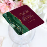 Agate Emerald Green Gold Script Burgundy Wedding Rechteckiger Pappuntersetzer<br><div class="desc">Dieser elegante,  moderne Hochzeitsfest-Untersetzer besticht durch ein smaragdgrünes Aquarell-Dekor mit vergoldetem Imitat-Glitzer. Der goldfarbene Text auf bordeauxrotem Hintergrund lässt sich leicht anpassen,  wobei die Namen der Braut und des Bräutigams in handgeschriebener Kalligraphie über einen großen Ampersand verteilt sind.</div>