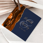 Agate Geode Burnt Orange Gold Navy Blue Wedding Geschenkanhänger<br><div class="desc">Dieses elegante, moderne Gastgeschenk Hochzeit-Etikett zeichnet sich durch ein verbranntes, orangefarbenes Aquarelldesign aus, das mit vergoldetem Imitat bestickt wurde. Der goldfarbene Text auf marineblau-blauem Hintergrund lässt sich leicht anpassen, wobei die Namen der Braut und des Bräutigams in handschriftlicher Kalligraphie über einen großen Ampersand verteilt sind. Fügen Sie auf der Rückseite...</div>