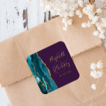Agate Geode Script Aquamarin Gold Lila Hochzeit Quadratischer Aufkleber<br><div class="desc">Dieser elegante,  moderne Hochzeitsaufkleber besticht durch eine aquamarine blaue Aquarellfarbe in einem Geodedesign,  das mit Imitaten mit goldenem Glitzer bestickt wurde. Der goldfarbene Text lässt sich leicht auf einem lila Hintergrund anpassen,  wobei die Namen der Braut und des Bräutigams in handschriftlicher Kalligraphie über einen großen Ampersand verteilt sind.</div>