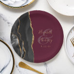 Agate Geode Script Black Gold Burgundy Pappteller<br><div class="desc">Diese eleganten,  modernen Hochzeitsfeier-Teller zeichnen sich durch ein schwarzes Aquarell-Design aus,  das mit vergoldetem Imitat-Glitzer besticht. Der goldfarbene Text auf bordeauxrotem Hintergrund lässt sich leicht anpassen,  mit den Namen der Braut und des Bräutigams in handschriftlicher Kalligraphie über einen großen Ampersand.</div>