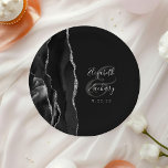 Agate Geode Script Black Silver Dark Wedding Pappteller<br><div class="desc">Diese eleganten,  modernen Hochzeitsfeier-Teller zeichnen sich durch ein schwarzes Aquarell-Design aus,  das mit Imitaten silbernen Glitzer besticht. Einfach den silbergrauen Text auf schwarzem Schieferboden anpassen,  mit den Namen der Braut und des Bräutigams in handschriftlicher Kalligraphie über einen großen,  blassgrauen Ampersand.</div>