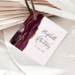 Agate Geode Script Burgundy Gold Blush Wedding Geschenkanhänger<br><div class="desc">Dieses elegante, moderne Gastgeschenk Hochzeit-Tag zeichnet sich durch ein bordeauxfarbenes Aquarelldesign aus, das mit vergoldetem Imitat-Glitzer besticht. Der kohlegraue Text lässt sich auf einem rosa Hintergrund leicht anpassen, mit den Namen der Braut und des Bräutigams in handschriftlicher Kalligrafie über einen großen, blassrosa Bordeaux-Ampersand. Fügen Sie auf der Rückseite eine persönliche...</div>