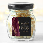Agate Geode Script Burgundy Gold Dark Wedding Quadratischer Aufkleber<br><div class="desc">Dieser moderne Hochzeitsaufkleber ist mit einem bordeauxfarbenen Aquarellmuster bestickt,  das mit goldenen Imitaten bestickt ist. Anpassen Sie den goldfarbenen Text einfach auf einem schwarzen Hintergrund,  mit den Namen der Braut und des Bräutigams in handschriftlicher Kalligrafie über einen großen,  mittelgrauen Ampersand.</div>