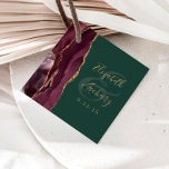 Agate Geode Script Burgundy Gold Green Wedding Geschenkanhänger<br><div class="desc">Dieses elegante, moderne Gastgeschenk Hochzeit-Tag zeichnet sich durch ein bordeauxfarbenes Aquarelldesign aus, das mit vergoldetem Imitat-Glitzer besticht. Anpassen Sie den goldfarbenen Text einfach auf einem smaragdgrünen Hintergrund, mit den Namen der Braut und des Bräutigams in handgeschriebener Kalligrafie über einen großen Ampersand. Fügen Sie auf der Rückseite eine persönliche Nachricht in...</div>