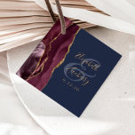 Agate Geode Script Burgundy Gold Navy Blue Wedding Geschenkanhänger<br><div class="desc">Dieses elegante, moderne Gastgeschenk Hochzeit-Tag zeichnet sich durch ein bordeauxfarbenes Aquarelldesign aus, das mit vergoldetem Imitat-Glitzer besticht. Der goldfarbene Text auf marineblau-blauem Hintergrund lässt sich leicht anpassen, wobei die Namen der Braut und des Bräutigams in handschriftlicher Kalligraphie über einen großen, mittelgrauen Ampersand stehen. Fügen Sie auf der Rückseite eine persönliche...</div>