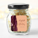 Agate Geode Script Burgundy Gold Peach Wedding Quadratischer Aufkleber<br><div class="desc">Dieser moderne Hochzeitsaufkleber ist mit einem bordeauxfarbenen Aquarellmuster bestickt,  das mit goldenen Imitaten bestickt ist. Einfache Anpassung des bordeauxroten und kochigen Textes auf pfirsichfarbenem Hintergrund,  mit den Namen der Braut und Bräutigam in handgeschriebener Kalligraphie über einen großen Ampersand.</div>