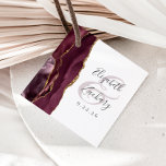 Agate Geode Script Burgundy Gold Wedding Geschenkanhänger<br><div class="desc">Dieses elegante, moderne Gastgeschenk Hochzeit-Tag zeichnet sich durch ein bordeauxfarbenes Aquarelldesign aus, das mit vergoldetem Imitat-Glitzer besticht. Einfache Anpassung des kohlegrauen Textes auf weißem Hintergrund, mit den Namen der Braut und des Bräutigams in handschriftlicher Kalligrafie über einen großen, blassrosa Bordeaux-Ampersand. Fügen Sie auf der Rückseite eine persönliche Nachricht in der...</div>