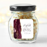 Agate Geode Script Burgundy Gold Wedding Quadratischer Aufkleber<br><div class="desc">Dieser moderne Hochzeitsaufkleber ist mit einem bordeauxfarbenen Aquarellmuster bestickt,  das mit goldenen Imitaten bestickt ist. Einfache Anpassung des kohlegrauen Textes auf weißem Hintergrund mit den Namen der Braut und des Bräutigams in handschriftlicher Kalligrafie über einen großen,  blassburgundischen Ampersand.</div>