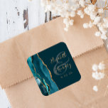 Agate Geode Script Dark Aquamarin Blue Gold Weddin Quadratischer Aufkleber<br><div class="desc">Dieser elegante,  moderne Hochzeitsaufkleber besticht durch eine aquamarine blaue Aquarellfarbe in einem Geodedesign,  das mit Imitaten mit goldenem Glitzer bestickt wurde. Der goldfarbene Text lässt sich auf einem dunkelblauen Hintergrund leicht anpassen,  wobei die Namen der Braut und des Bräutigams in handschriftlicher Kalligraphie über einen großen Ampersand verteilt sind.</div>