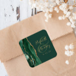 Agate Geode Script Emerald Green Gold Wedding Quadratischer Aufkleber<br><div class="desc">Dieser elegante,  moderne Hochzeitsaufkleber besticht durch eine smaragdgrüne Aquarellfarbe,  die durch ein mit Imitaten vergoldetes Glitzer besticktes Geoddesign geprägt ist. Anpassen Sie den goldfarbenen Text auf grünem Hintergrund einfach an,  mit den Namen der Braut und des Bräutigams in skurriler Kalligraphie über einen großen Ampersand.</div>