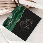 Agate Geode Script Smarald Green Gold Dark Wedding Geschenkanhänger<br><div class="desc">Dieses elegante, moderne Gastgeschenk Hochzeit-Tag zeichnet sich durch ein smaragdgrünes Aquarelldesign aus, das mit vergoldeten Imitaten bestickt ist. Der goldfarbene Text lässt sich leicht auf schwarzem Hintergrund anpassen, wobei die Namen der Braut und des Bräutigams in handschriftlicher Kalligrafie über einen großen grauen Ampersand verteilt sind. Fügen Sie auf der Rückseite...</div>