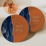 Agate Navy Blue Silver Burnt Orange Wedding Pappteller<br><div class="desc">Diese eleganten,  modernen Hochzeitsfeier-Teller zeichnen sich durch ein blaues Aquarell-Design aus,  das mit Imitaten silbernen Glitzer besticht. Einfach den silbergrauen Text auf einem verbrannten orangen Hintergrund anpassen,  mit den Namen der Braut und des Bräutigams in handschriftlicher Kalligraphie über einen großen Ampersand.</div>