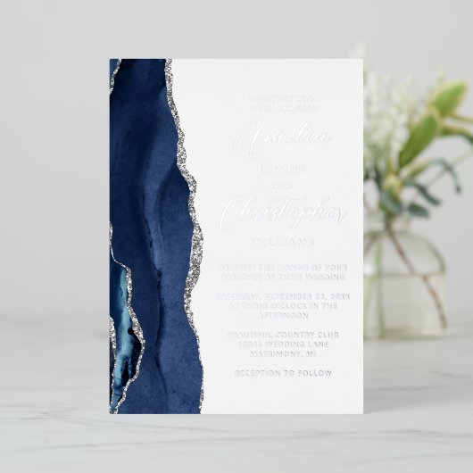Agate Navy Blue Silver Modern Script Wedding Folieneinladung (Stehend vorne)