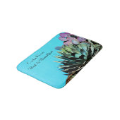 Agave and Prickly Pear Cactus on Turquoise Wall Badematte (Schrägansicht)