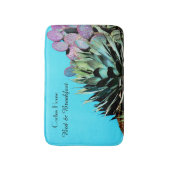 Agave and Prickly Pear Cactus on Turquoise Wall Badematte (Vorderseite Vertikal)