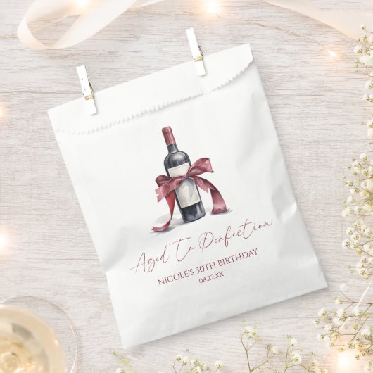 Aged To Perfection Red Wine Bow Birthday Party Geschenktütchen (Ausgeschnitten)