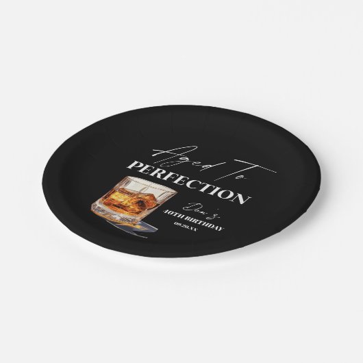 Aged To Perfection Whisky Glass Birthday Party Pappteller (Schrägansicht)