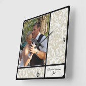 Aged Vintage Damask Pattern Wedding Fotograph Quadratische Wanduhr (Winkel)