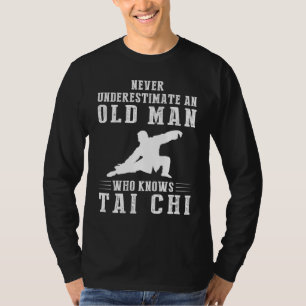 Ageless Wisdom in Motion: Der alte Mann löst Tai-C T-Shirt