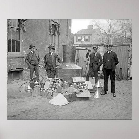 Agenten mit Moonshine Still, 1922. Vintages Foto Poster (Vorne)