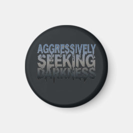 Aggressiv nach Dunkelheit suchen – Fetter Text-Des Magnet