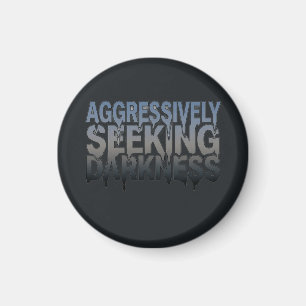 Aggressiv nach Dunkelheit suchen – Fetter Text-Des Magnet