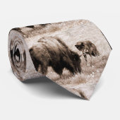 Aggressiver Bison und schwarzer Wolf Krawatte (Gerollt)