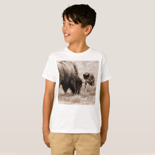 Aggressiver Bison und schwarzer Wolf T-Shirt