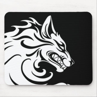 Aggressiver weißer und schwarzer Stammes- Wolf Mousepad