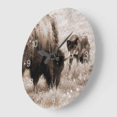 Agressiver Bison und schwarzer Wolf Große Wanduhr (Winkel)