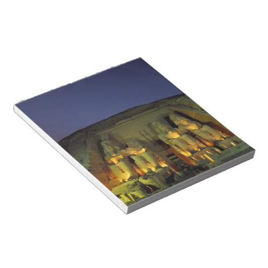 Ägypten, Abu Simbel, Kolossalfiguren von Ramesses Notizblock (angewinkelt)