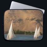 Ägypten, Assuan, Nile River, Felucca Segelboote, Laptopschutzhülle<br><div class="desc">COPYRIGHT Michael Glatt / DanitaDelimont.com| AF14 MGL0008.jpg| Ägypten,  Assuan,  Nile River,  Felucca Segelboote,  Palmen und die großen Sanddünen der Sahara Wüste im Hintergrund.</div>