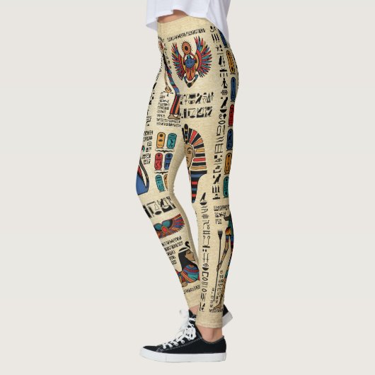 Ägyptische Hieroglyphen und Gottheiten auf Papyrus Leggings (Links)