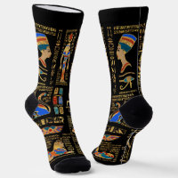 Ägyptische Hieroglyphen und Gottheiten auf schwarz