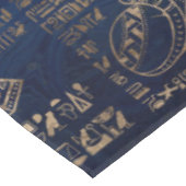 Ägyptische Hieroglyphen und Gottheitgold auf Tischdecke (Schrägansicht)