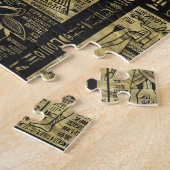 Ägyptische Hieroglyphen und Symbole auf schwarzem Puzzle (Seite)