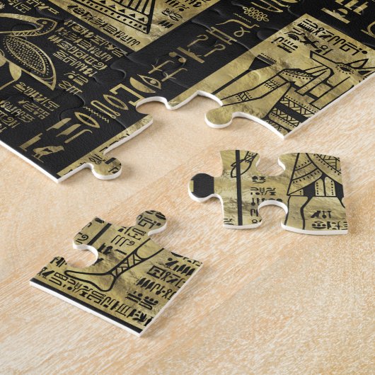 Ägyptische Hieroglyphen und Symbole auf schwarzem Puzzle (Seite)