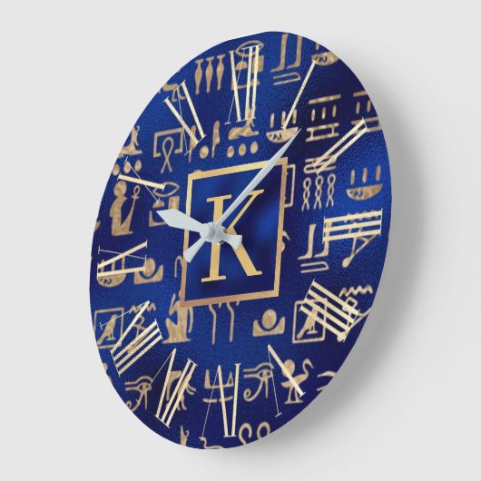 Ägyptische Hieroglyphics aus Gold auf Blue Intial Große Wanduhr (Winkel)