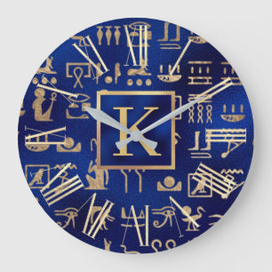 Ägyptische Hieroglyphics aus Gold auf Blue Intial Große Wanduhr