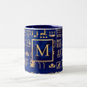 Ägyptische Hieroglyphics aus Gold auf Blue Intial Zweifarbige Tasse (Mittel)