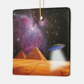 Ägyptische Pyramiden Gizeh trifft Raum und UFO Keramikornament (Links)