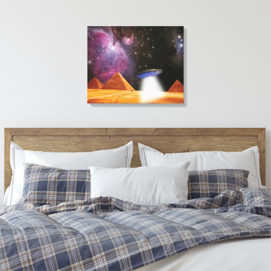 Ägyptische Pyramiden Gizeh trifft Raum und UFO Leinwanddruck (Insitu (Schlafzimmer))