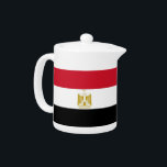 Ägyptischer Flaggenteapot<br><div class="desc">Fügen Sie Ihrer Teezeit eine Touch ägyptischen Stolzes hinzu mit unserem wunderschön gearbeiteten Teekessel, der die Flagge Ägyptens trägt! Dieses elegante Teekessel verbindet Praxisnähe mit kulturellem Flair und macht es zu einem herausragenden Stück in jeder Küche oder Esszimmer. Die kühne und lebendige ägyptische Fahne wird an der Oberfläche prominent präsentiert...</div>