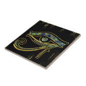 Ägyptisches Auge von Horus auf Hieroglyphen und Fliese (Seite)